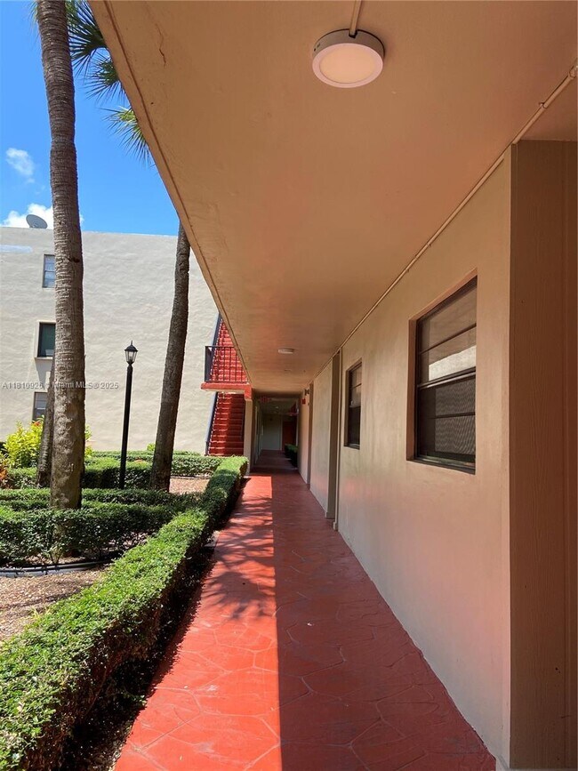 Building Photo - 10865 SW 112th Ave