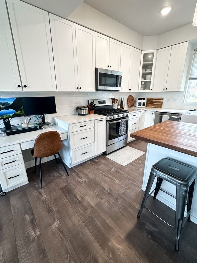 Building Photo - MASSIVE, CUSTOM 4B/2.5B Eagle River Home! ...