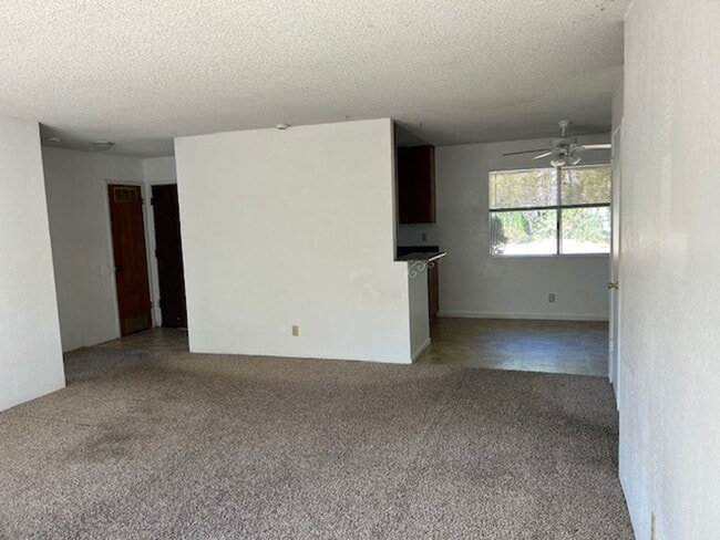 Building Photo - Large 2 bedroom 1.5 Bath Westside Duplex (...