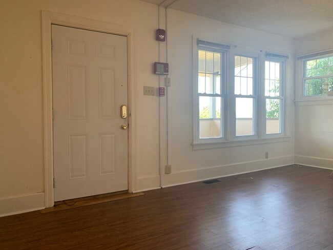Building Photo - 4 Bedroom/ 1 Bathroom House - Great View (...