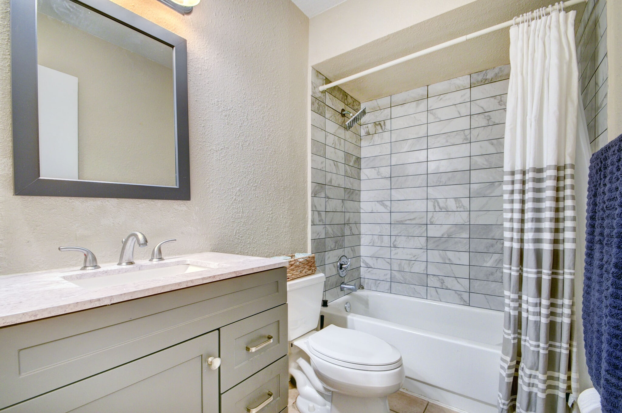 Building Photo - 101 SW 10th Ave