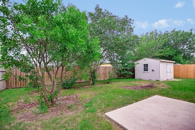 Building Photo - 1353 Lakeside Loop