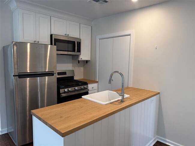 Building Photo - 1205 Military Ct