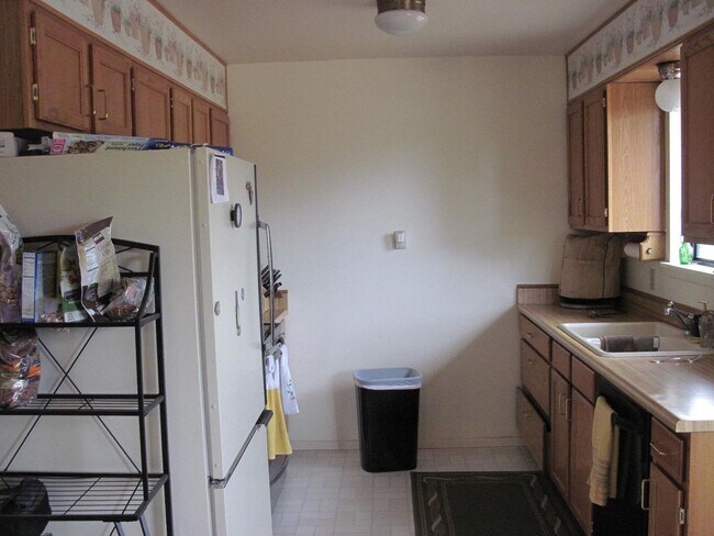 Building Photo - 3 BR, 2 BA, one car garage