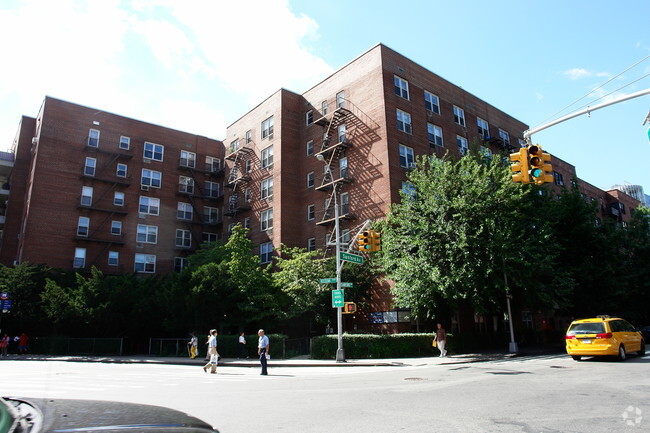 Building Photo - 42-02 Kissena Blvd