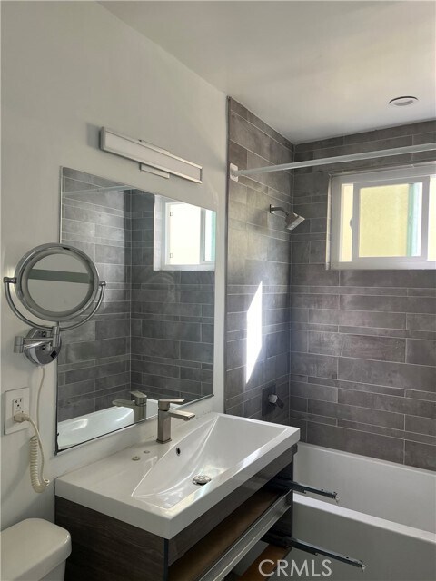 Building Photo - 702 S St Andrews Pl