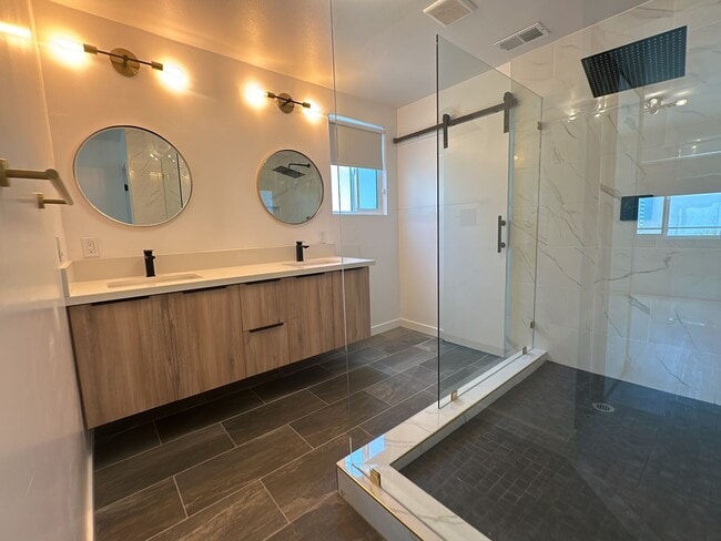 Building Photo - Spacious 3 Bed 3 Bathoom in Long Beach