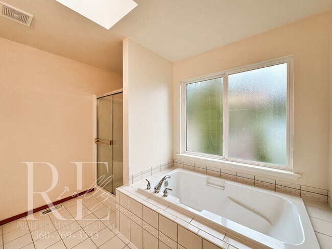 Building Photo - Fantastic Private Lakefront Rambler