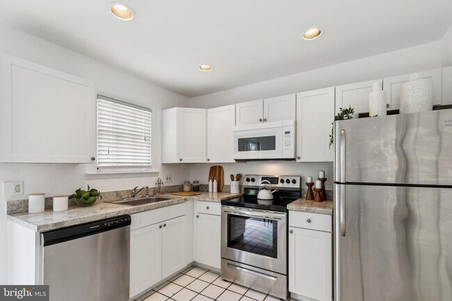 Building Photo - Great Townhouse w/ 2 Bedrooms, 1.5 Baths, ...