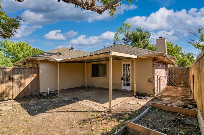 Building Photo - Charming 3 Bedroom Home