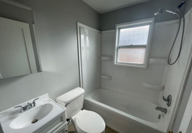 Building Photo - Charming 2BR Home with 1-Car Attached Garage, Hardwood Floor, and Washer/Dryer Provided!