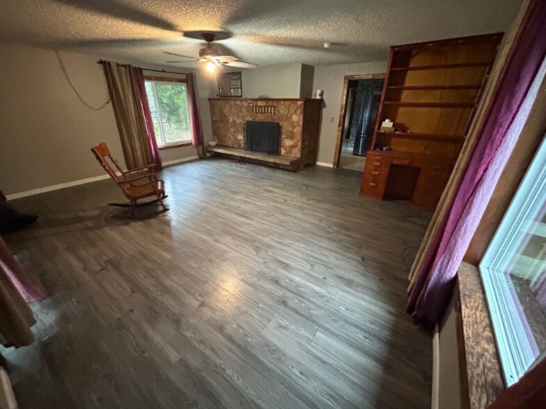Building Photo - 2015 SE Ridge Rd