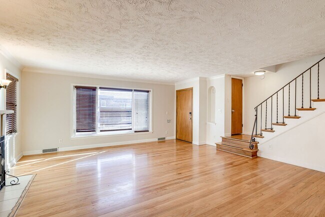 Building Photo - Charming 3 Bedroom Duplex In Prime Location!!