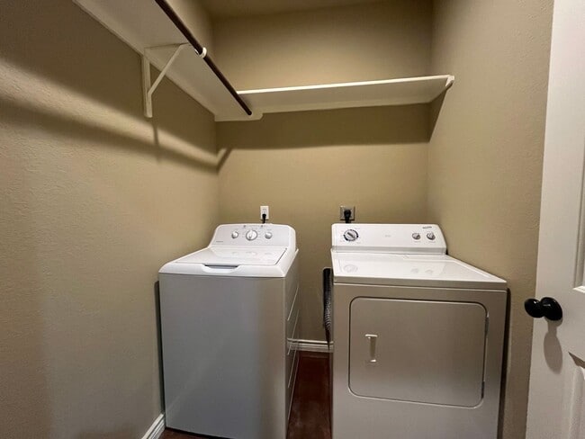 Building Photo - AVAILABLE NOW:  3 bedroom house: Midway ISD:  Move-In Special