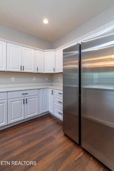 Building Photo - 619 Midlake Dr NE