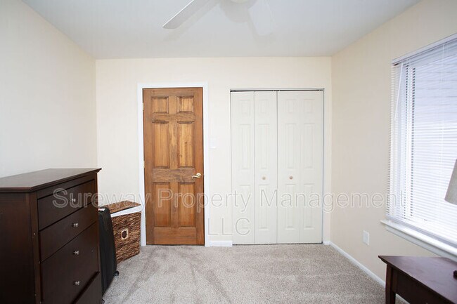 Building Photo - 207 Empress Ct