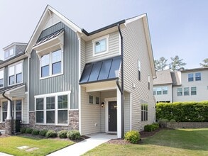 Building Photo - Beautiful 3 bedroom, 2.5 bath end unit townhome home!