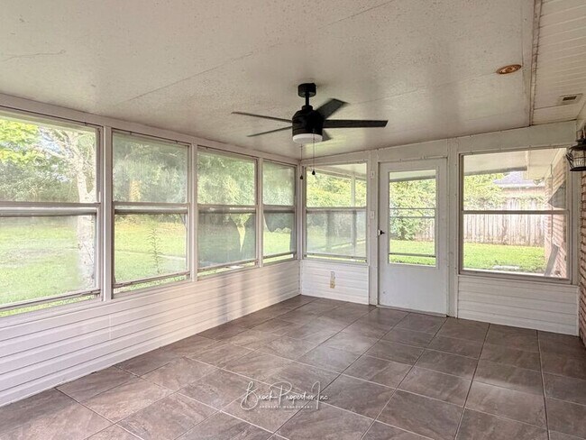 Building Photo - 2520 Southern Oaks Dr