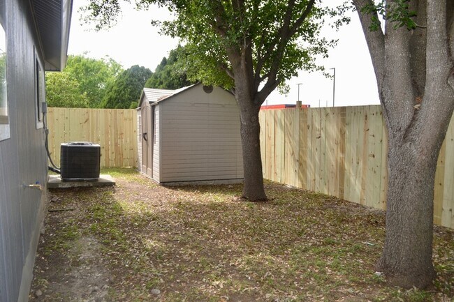 Building Photo - Newly remodeled 3 bed 2 bath