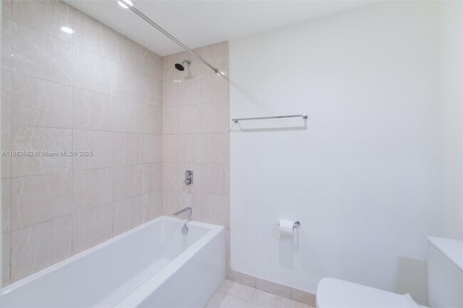 Building Photo - 1000 Brickell Plaza