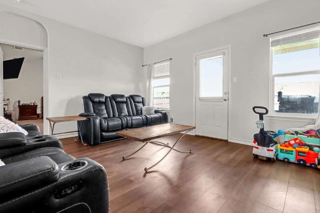 Building Photo - "Spacious 5-Bedroom Home with 3.5 Full Bat...