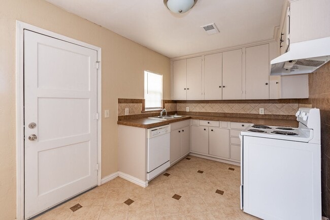 Building Photo - 2 bedroom home for lease!