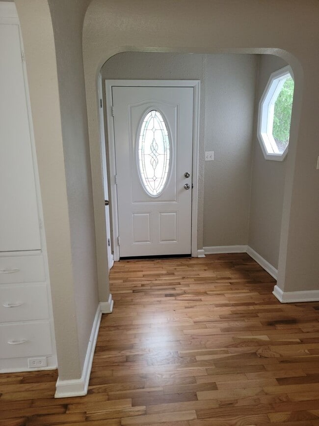 Building Photo - Charming, spacious Craftsman style Lakewood Home