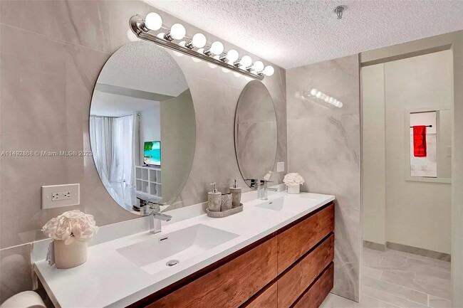 MASTER BATHROOM - 7001 Environ Blvd