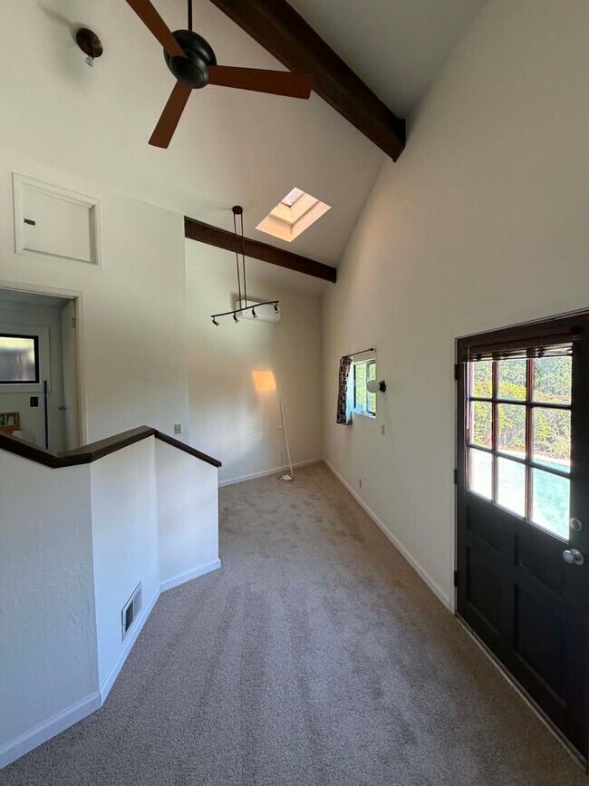 Building Photo - 775 Hillcrest Way