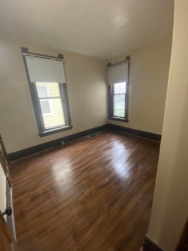 Building Photo - Unique 5 Bedroom 1 Bath House Located in E...
