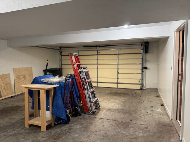 Building Photo - Move-In Ready 3-Bedroom Home with New Flooring & Fenced Yard