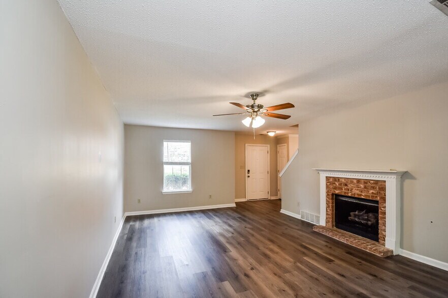 Building Photo - 10237 Green Moss Dr N
