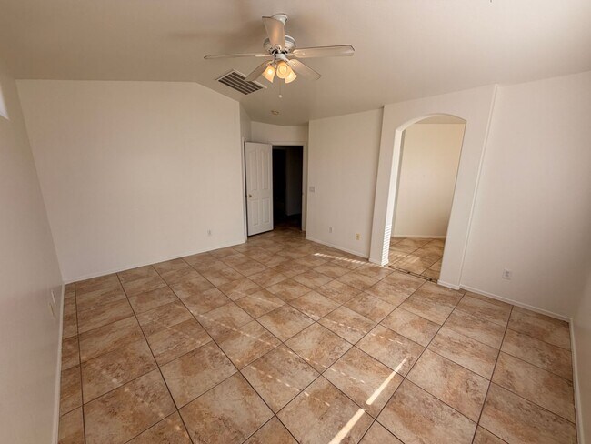 Building Photo - Spacious 3Bdm 2Ba Phoenix Home with *No Carpets* and *New Paint*