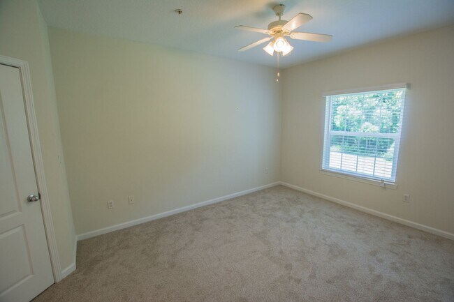 Building Photo - Lovely 2-bedroom, 2-bath condo available f...