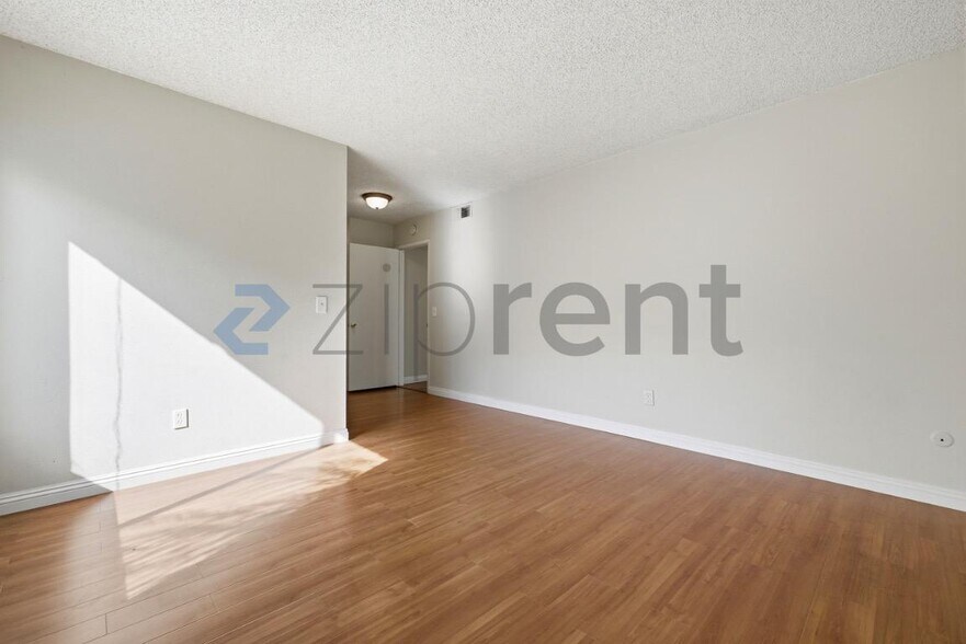 Building Photo - Unit B