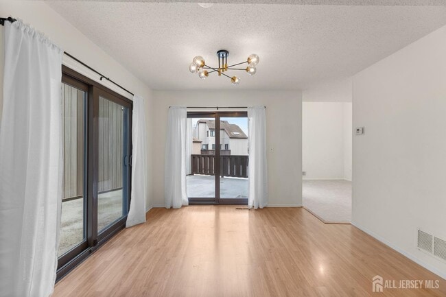 Building Photo - 65 Diamond Ln