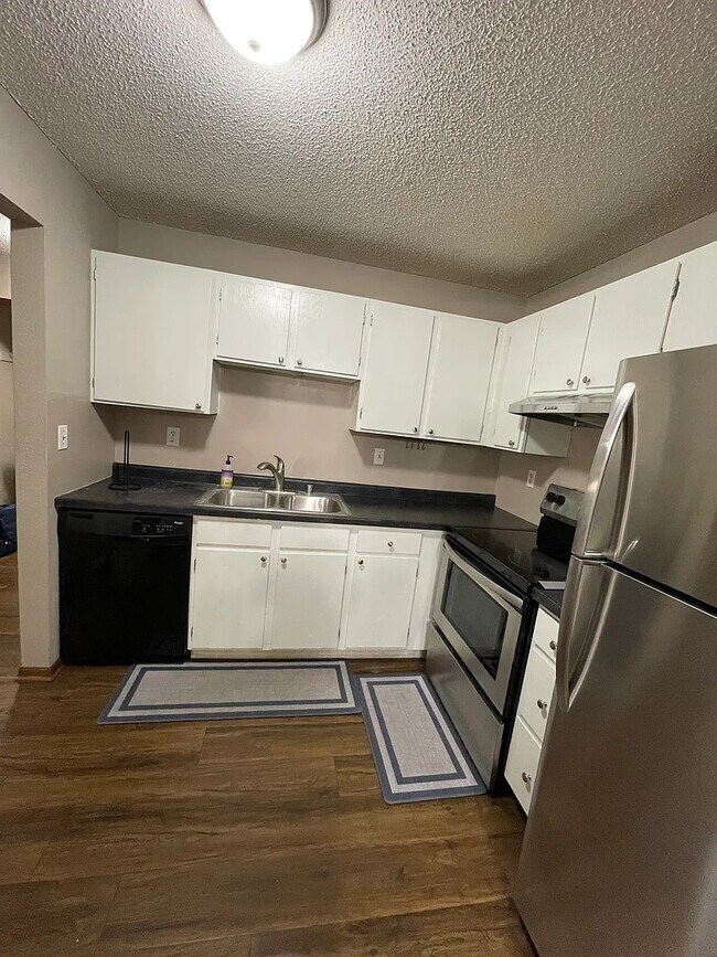 Building Photo - 3440 Golfview Dr