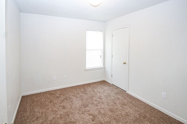 Building Photo - Spacious 3BR/2BA Fourplex with Private Backyard