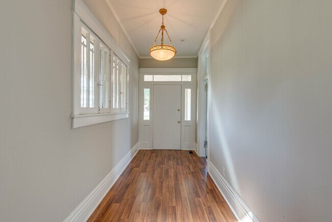 Building Photo - Charming 4-Bed Home Minutes from Downtown ...