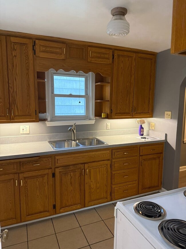 Building Photo - 2BR/1BA Overside Double Car Garage
