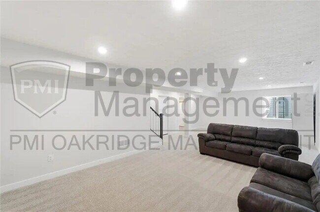 Building Photo - 3 Bed 3 1/2 Bath Single Family Home with Attached 2 Car Garage