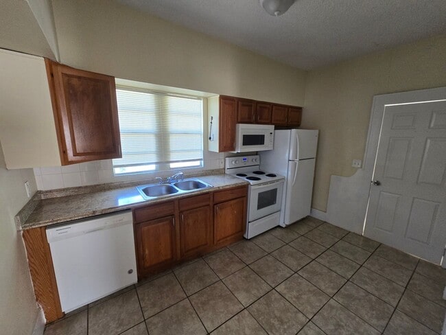 Building Photo - Nice 2 Bedroom & Large extra room that you...