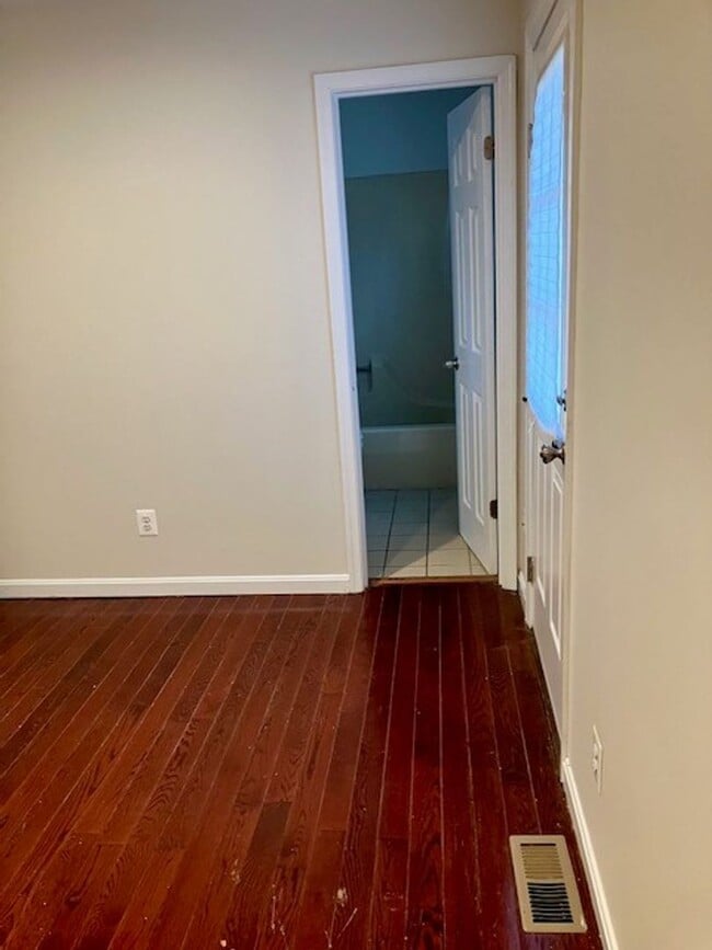 Building Photo - SPACIOUS HOME ON LARGE LOT - 4 BEDS 2.5 BATHS