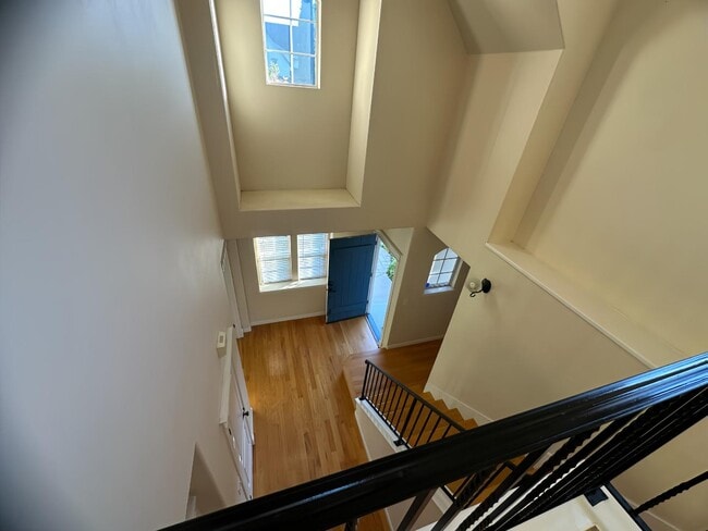 Building Photo - 841 Lawrence Dr