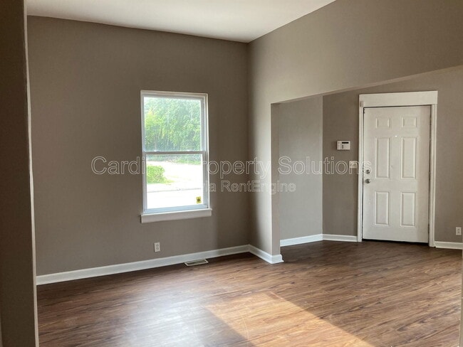 Building Photo - 3838 Llewellyn Ave