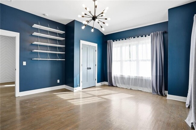 Building Photo - 1025 Oak St SW