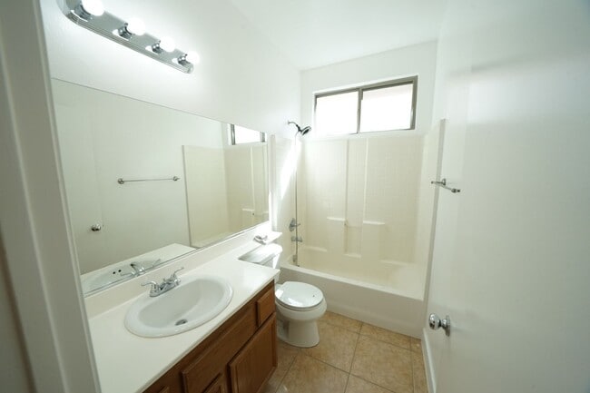 Building Photo - SHOWINGS AVAILABLE NOW