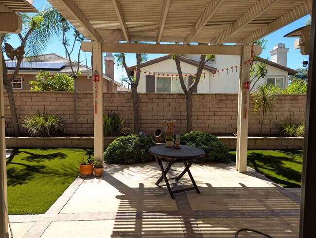 Building Photo - Spacious north Pomona property