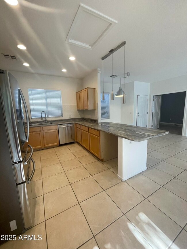 Building Photo - 646 E El Monte Pl