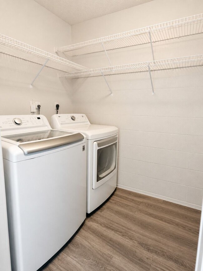 Building Photo - FOR RENT – STUNNING 2 BEDROOM / 2 BATH CONDO IN BRADENTON
